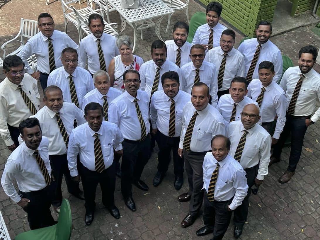 A group of Mahinda Club members gathered for a photograph
